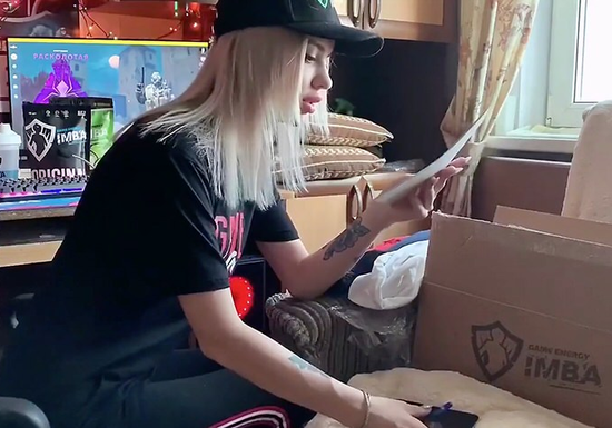 Delivery Girl Used Her Mouth And Tight Ass To Save Her Job!