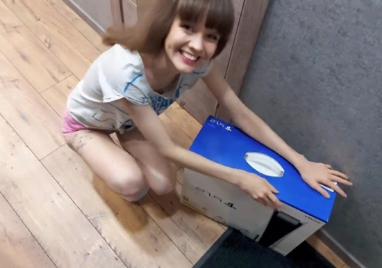 She Got Her New PS5 By Fucking The Delivery Guy Raw!