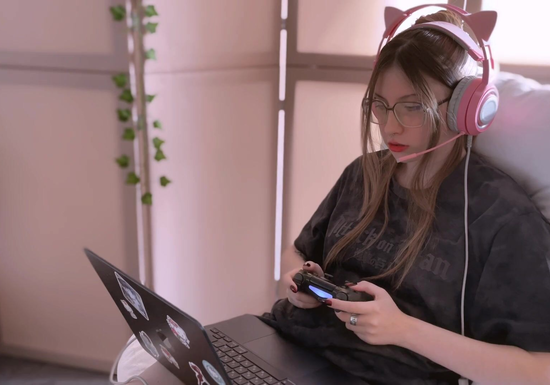 Bored Gamer Girl Fucked Me Because She Was Bored!
