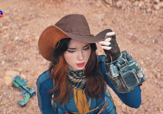 Fallout Cosplay Babe Gives Blowjob And Sex For Water!